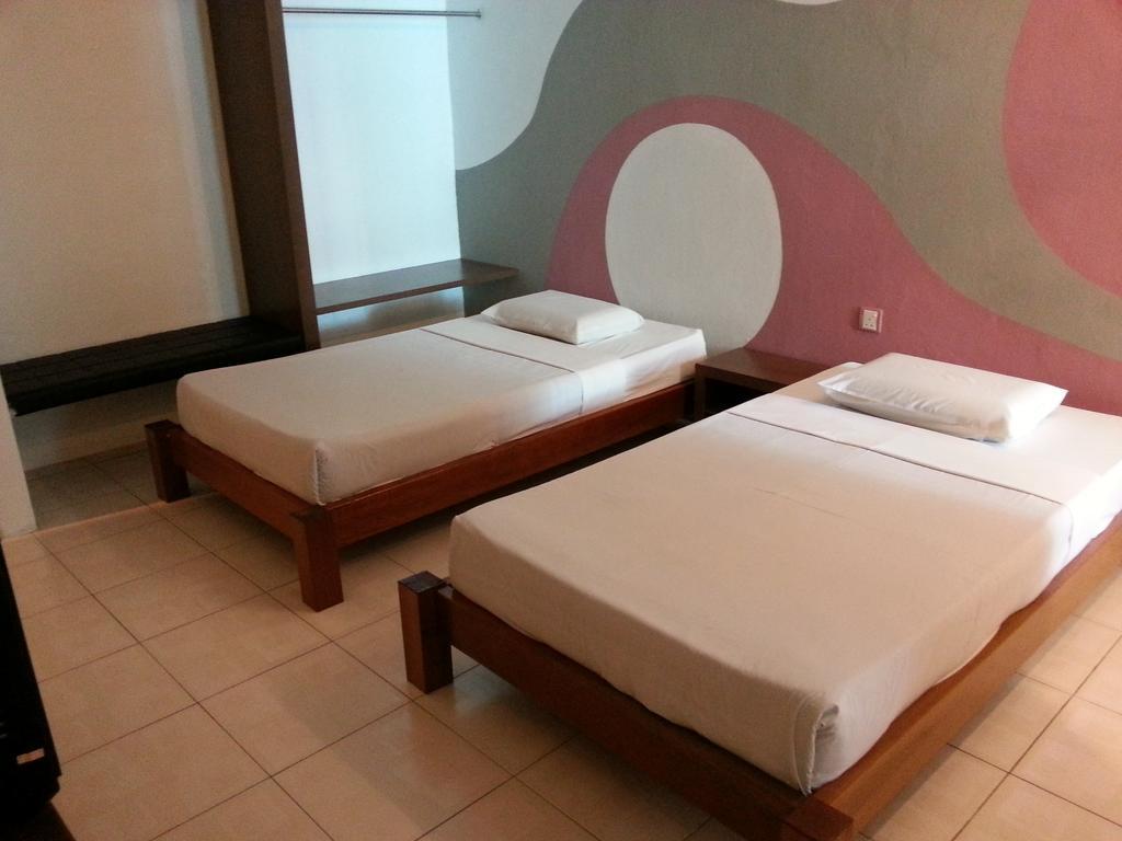 Furama Lodging House Kuching Room photo