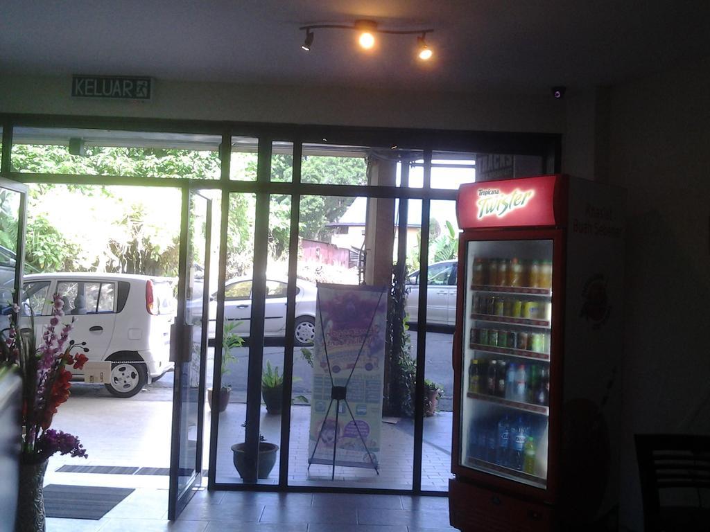Furama Lodging House Kuching Exterior photo