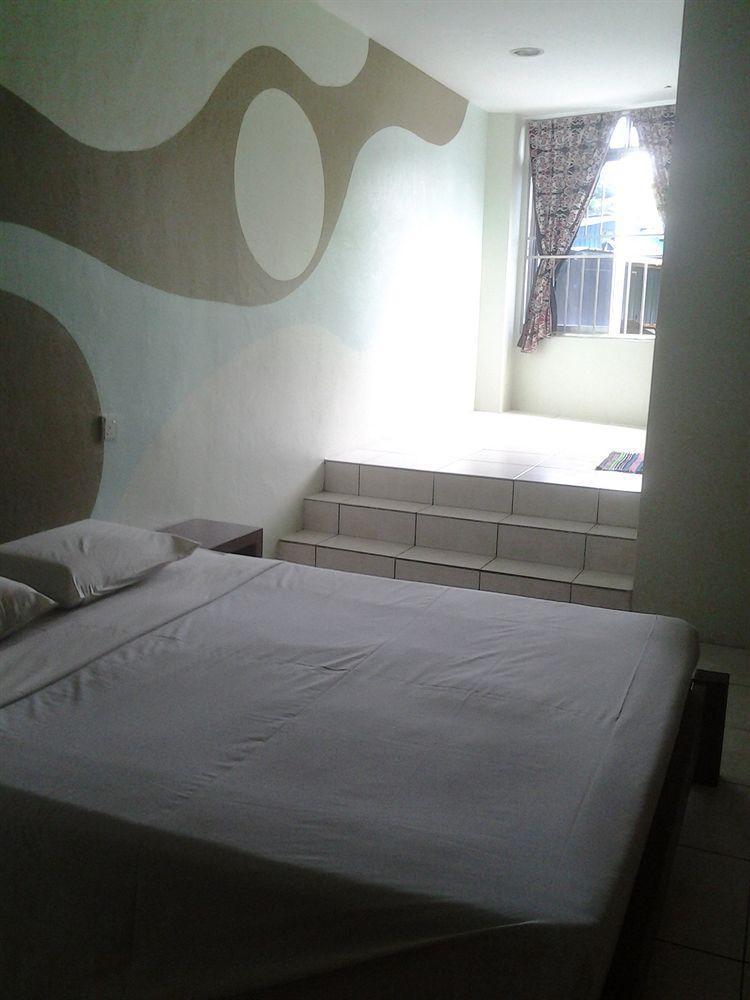 Furama Lodging House Kuching Exterior photo
