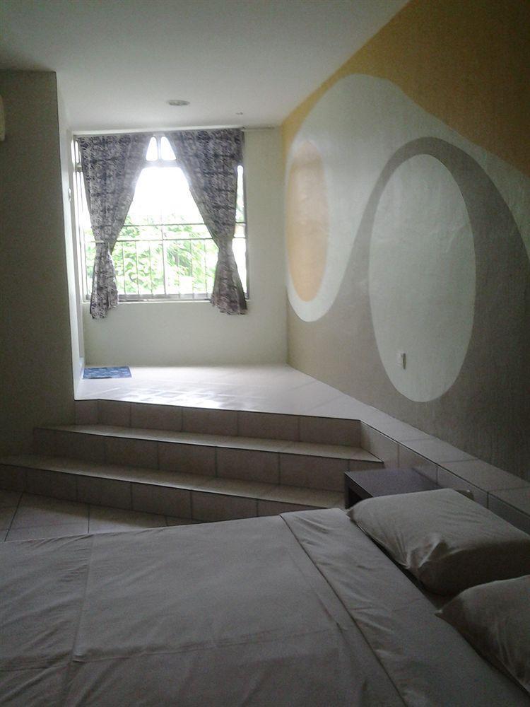 Furama Lodging House Kuching Exterior photo