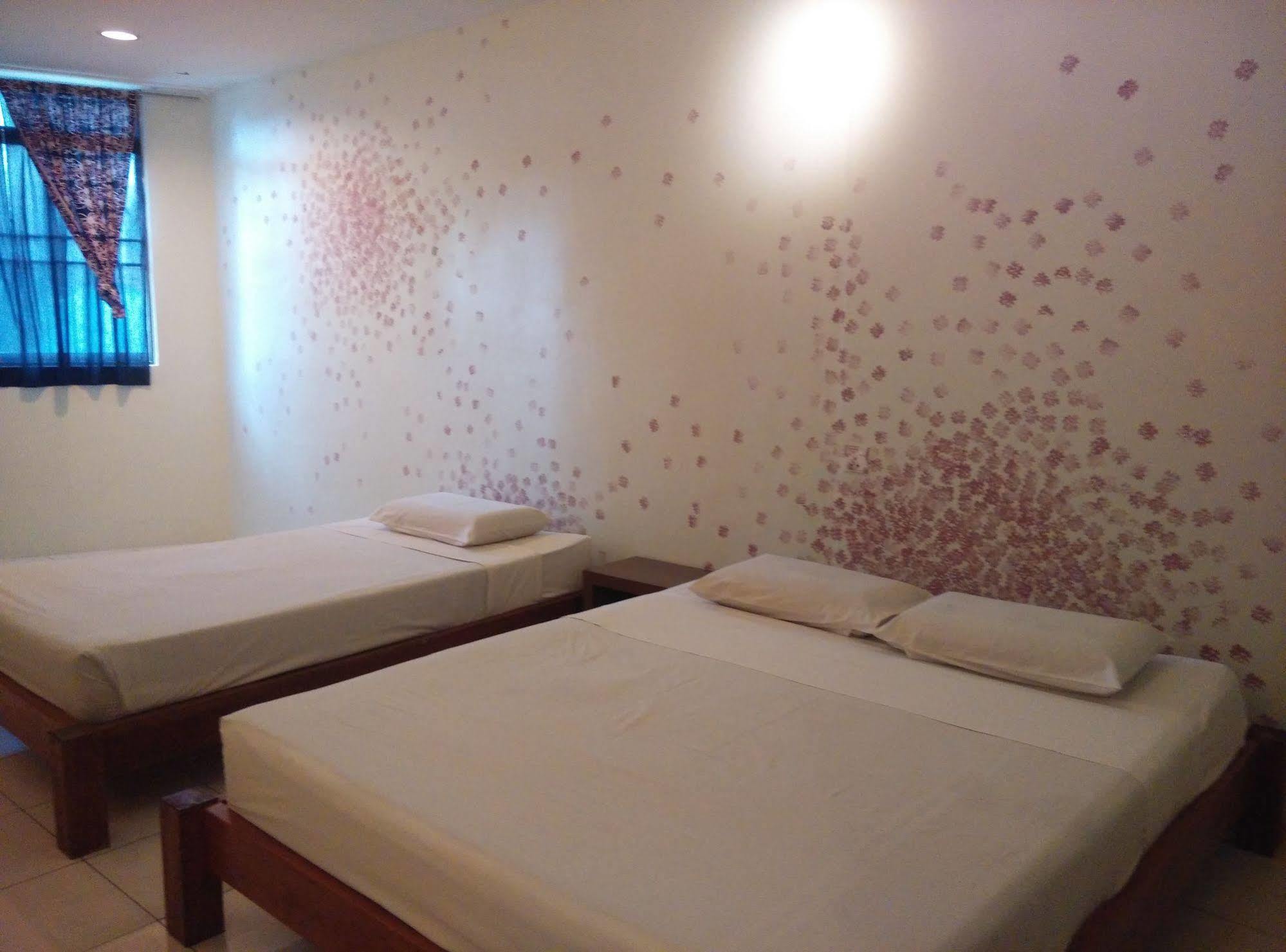 Furama Lodging House Kuching Exterior photo