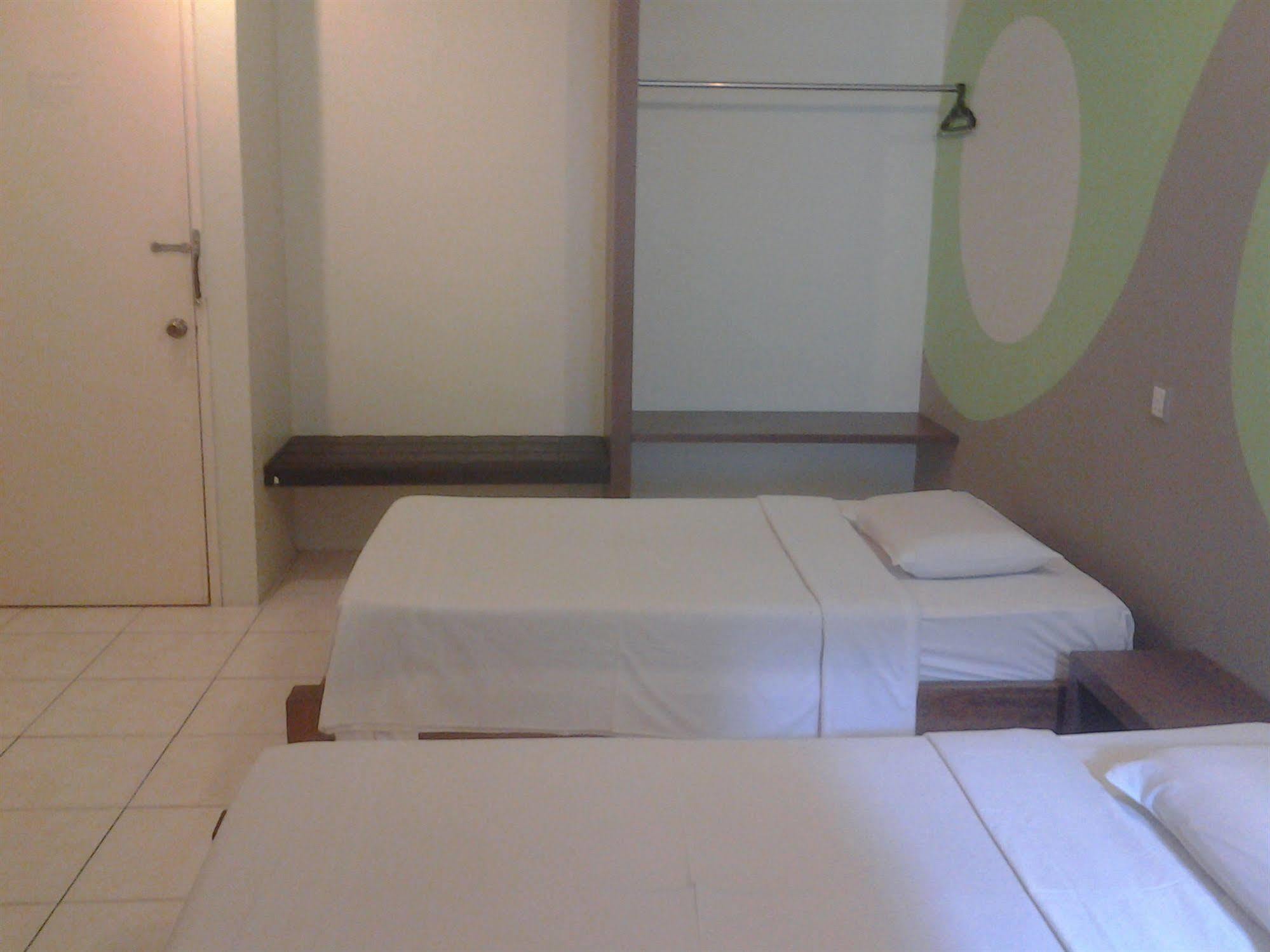 Furama Lodging House Kuching Exterior photo