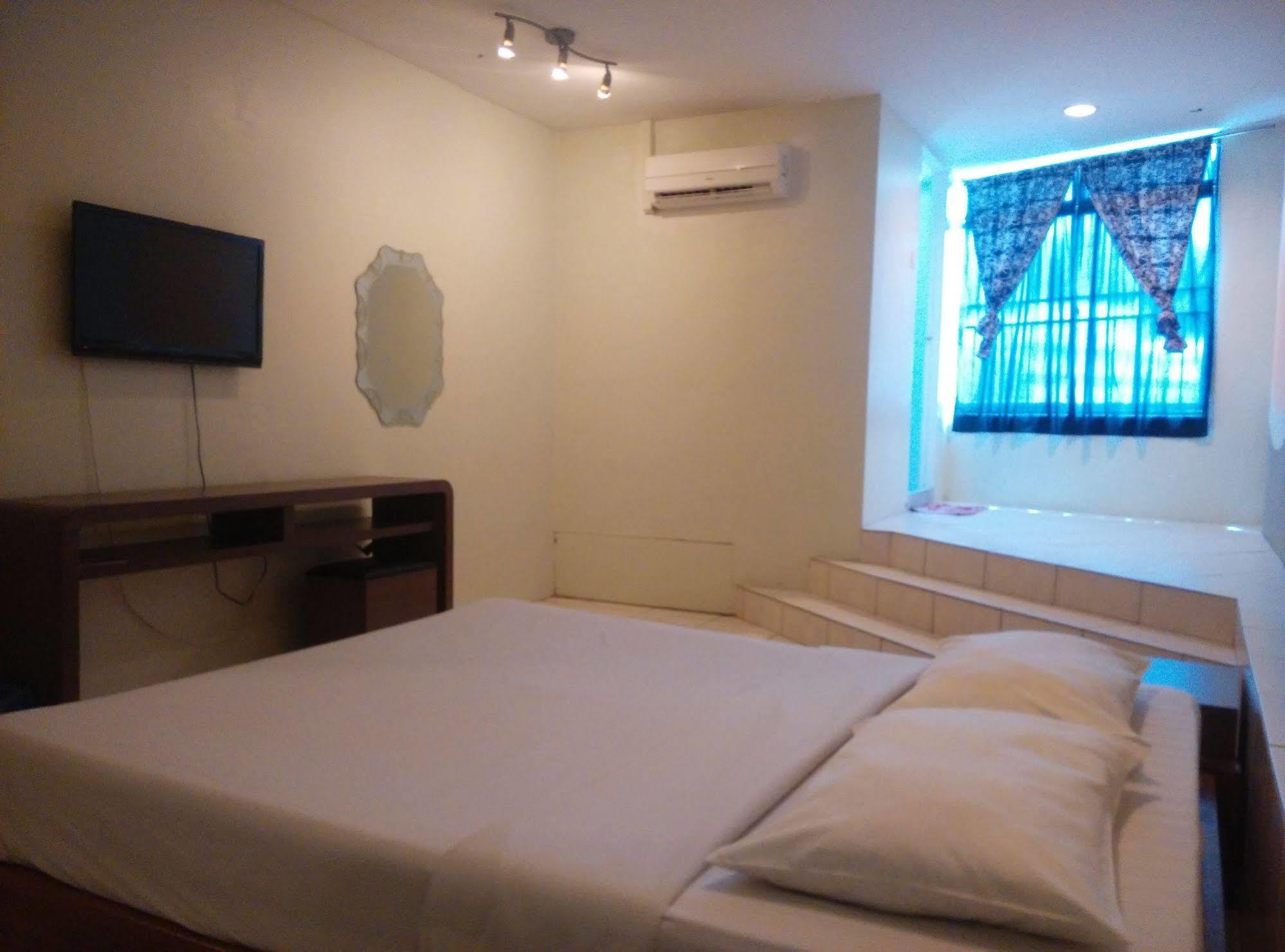 Furama Lodging House Kuching Exterior photo