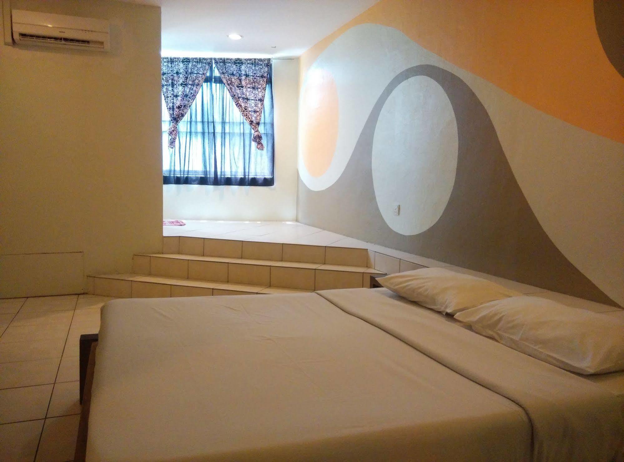 Furama Lodging House Kuching Exterior photo